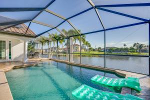 Luxe Cape Coral Oasis on Canal Pool and Lanai! tesisinde veya buraya yakın yüzme havuzu