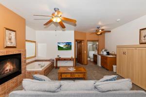een woonkamer met een bank en een open haard bij Robinhood Resort in Big Bear Lake
