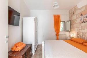 Uma cama ou camas num quarto em Cavour Holiday Home in Monopoli center