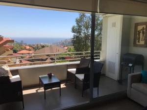 - Balcón con vistas a la sala de estar en Departamento Costa Reñaca, en Viña del Mar