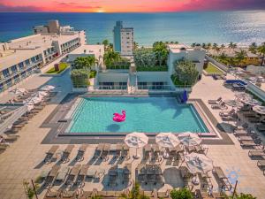 Vaizdas į baseiną apgyvendinimo įstaigoje Rooftop Pool - Balcony - Hollywood Beach Boardwalk arba netoliese