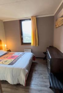a bedroom with a bed and a window at Appartement Station de ski - Les Agudes - 6 pers in Gouaux-de-Larboust