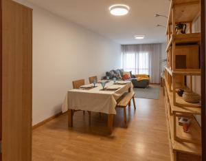 sala de estar con mesa y sofá en APARTAMENTO BIENESTAR, en A Estrada