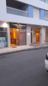 艾西拉的住宿－RESIDENCE PUERTO MARINA Corniche d'Asilah，大楼前的一个空停车位