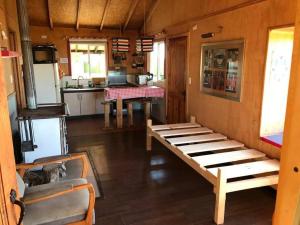 una cocina con un banco en el medio de una habitación en Cabaña 2D-2B Vista única, en Teguaco