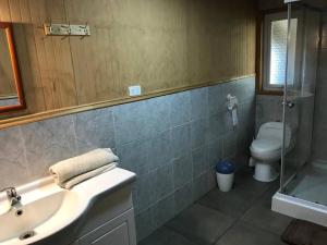 y baño con lavabo, aseo y ducha. en Cabaña 2D-2B Vista única, en Teguaco