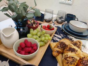 een tafel met fruit en brood op een tafel bij Musninkų apartment near Akropolis in Vilnius