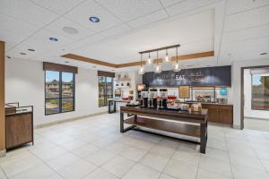 莫罗贝Hampton Inn Morro Bay的一间带厨房和柜台的大房间