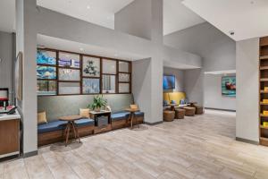Hampton Inn Morro Bay的休息区