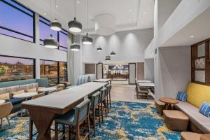 Hampton Inn Morro Bay的休息区