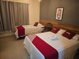 una habitación de hotel con 2 camas en una habitación en HOTEL INDIANO, en Rio Bonito