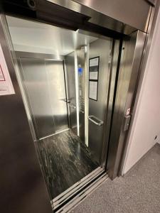 a large metal elevator in a room with at DAS WESEL - DEIN HOTEL AM RHEIN in Oberwesel