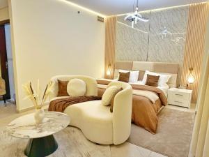 杜拜的住宿－Life Above Clouds，一间卧室配有一张床、一把椅子和一张桌子