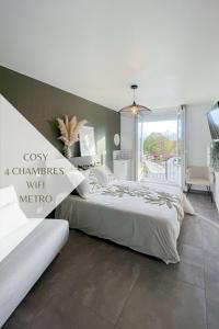 - une chambre avec un grand lit et une grande fenêtre dans l'établissement Auteuil • 4 Chambres • Wifi • Métro à 400m, à Rennes