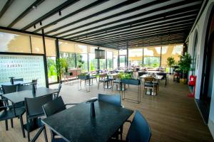 L'École Eco Resort : مطعم به طاولات وكراسي وطاولات ونوافذ