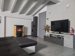 TV a/nebo společenská místnost v ubytování Luminoso appartamento vista lago
