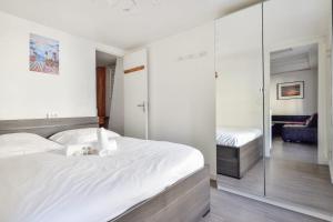 Ein Bett oder Betten in einem Zimmer der Unterkunft Beautiful apartment close to the Eiffel Tower - Welkeys