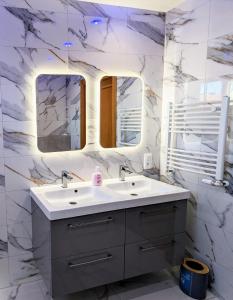 Koupelna v ubytování 3-Bedroom Apt in Town Square