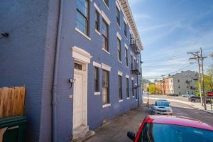 Un bâtiment bleu avec une voiture garée devant. dans l'établissement Relaxing, Boho Chic 2B 2Bath Downtown City View Condo, à Cincinnati