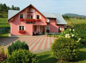 una casa con una casa rosa en Chata Berešík en Terchová