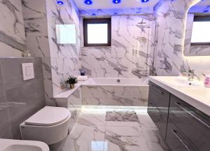 Koupelna v ubytování 3-Bedroom Apt in Town Square + 14 fotografií