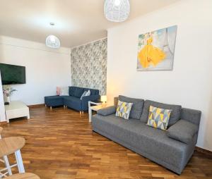 Posezení v ubytování 3-Bedroom Apt in Town Square