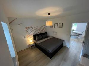 a bedroom with a black bed in a room at Hochwertige Ferienwohnung im Bauernhaus in Freital