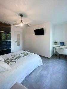 - une chambre avec un lit, une télévision et un bureau dans l'établissement Auteuil • 4 Chambres • Wifi • Métro à 400m, à Rennes