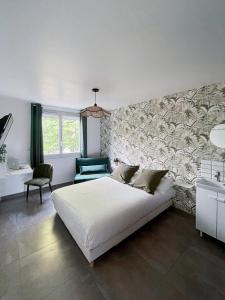 - une chambre avec un grand lit blanc et un mur dans l'établissement Auteuil • 4 Chambres • Wifi • Métro à 400m, à Rennes
