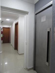 a hallway with a door in a building at Hotel Tropicália no Centro de São Paulo próximo a 25 de março , Brás e Bom Retiro in Sao Paulo