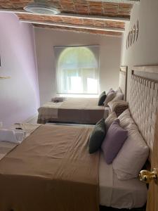 喬可特佩的住宿－roca azul cabañas sa de cv，一间卧室设有两张床和窗户。