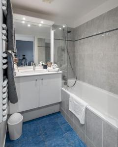 Phòng tắm tại Hermitage Parc 1 Bedroomed groundfloor with garden +15 ảnh