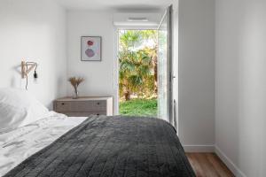 Giường trong phòng chung tại Hermitage Parc 1 Bedroomed groundfloor with garden