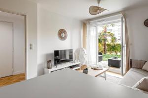 TV/trung tâm giải trí tại Hermitage Parc 1 Bedroomed groundfloor with garden