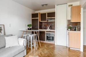 Nhà bếp/bếp nhỏ tại Hermitage Parc 1 Bedroomed groundfloor with garden