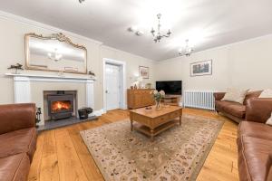 ein Wohnzimmer mit einem Sofa und einem Kamin in der Unterkunft Gate House in Coniston