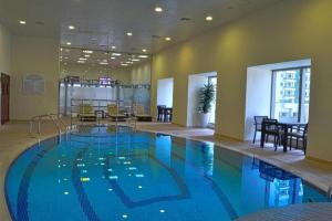 une grande piscine dans une chambre d'hôtel dans l'établissement Life Above Clouds, à Dubaï