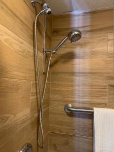 um chuveiro na casa de banho com uma parede de madeira em The Lodge Luxury Resort At Lake Harmony em Lake Harmony