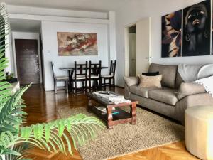 un soggiorno con divano e tavolo di Cómodo y cálido a Buenos Aires