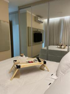 een kamer met een bed met een tafel erop bij Ruppell - Easy Life - Vaca Brava in Goiânia