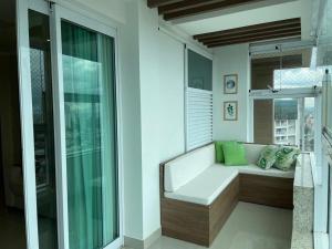een witte bank in een kamer met een raam bij Ruppell - Easy Life - Vaca Brava in Goiânia