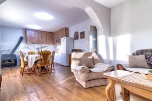 cocina y sala de estar con mesa y sillas en Pavle's Oasis en Virpazar