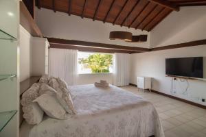 Postel nebo postele na pokoji v ubytování Mansão Pé na Areia da Ferradura Por Luxury Rentals + 66 fotografií