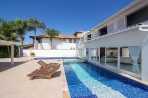 Bazén v ubytování Mansão Pé na Areia da Ferradura Por Luxury Rentals nebo v jeho okolí