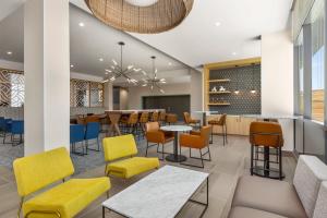 a restaurant with tables and chairs and a bar at Hampton Inn & Suites San Mateo-San Francisco Airport in San Mateo