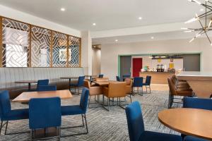 um átrio com mesas e cadeiras e uma cafetaria em Hampton Inn & Suites San Mateo-San Francisco Airport em San Mateo