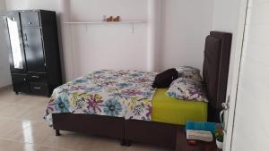 Apartahotel Zamflor في بويرتو أسيس: غرفة نوم مع سرير وخزانة