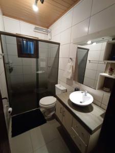 La salle de bains est pourvue de toilettes, d'un lavabo et d'une douche. dans l'établissement Casa com vista para o vale - Serra Gaúcha, à Nova Petrópolis