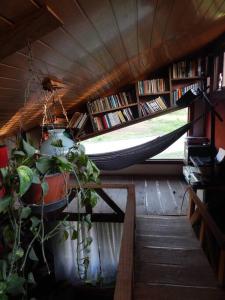um quarto com rede num quarto com livros em Casa com vista para o vale - Serra Gaúcha em Nova Petrópolis