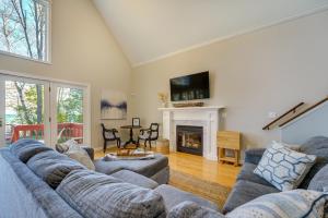 een woonkamer met 2 banken en een open haard bij Lake Huron Vacation Rental with Private Beach! 